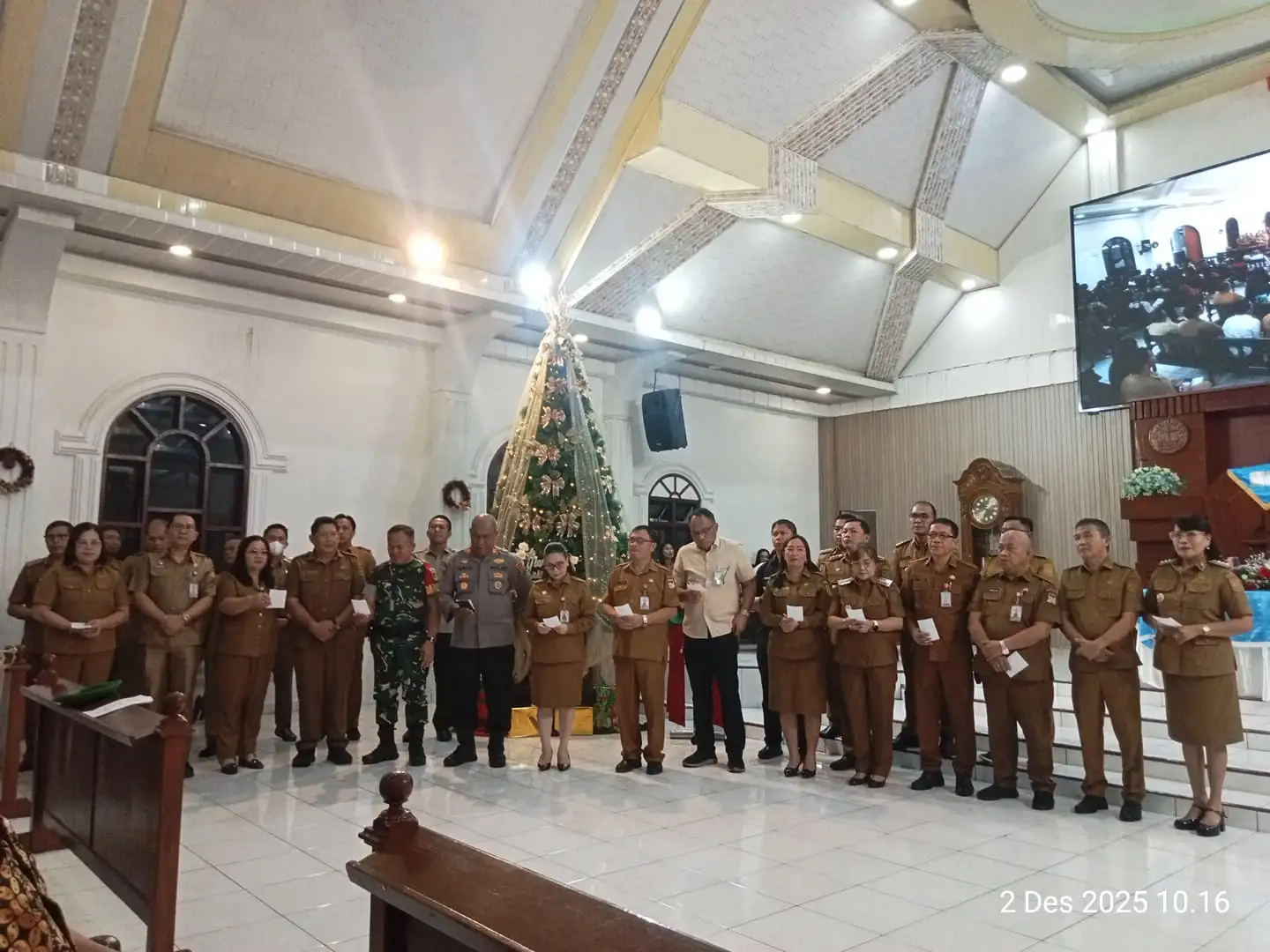 Semangat Natal Menyatukan Hati: Polres Minahasa Hadiri Ibadah Safari Natal Yesus Kristus Pemkab Minahasa di KGPM Sentrum Kawangkoan